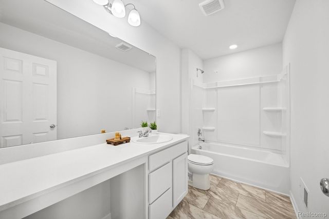 378 Edge Brook, Holly Township, MI 48442