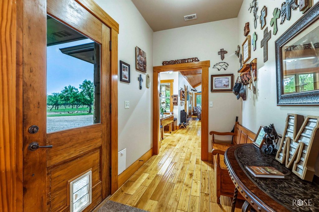Image 11 of property listing at 10275 W Carlsbad Loop, Carlsbad, TX 76934