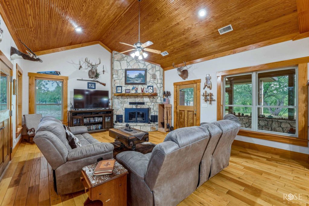 Image 12 of property listing at 10275 W Carlsbad Loop, Carlsbad, TX 76934