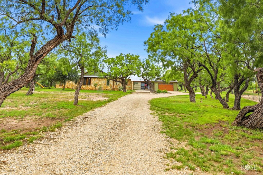 Image 3 of property listing at 10275 W Carlsbad Loop, Carlsbad, TX 76934