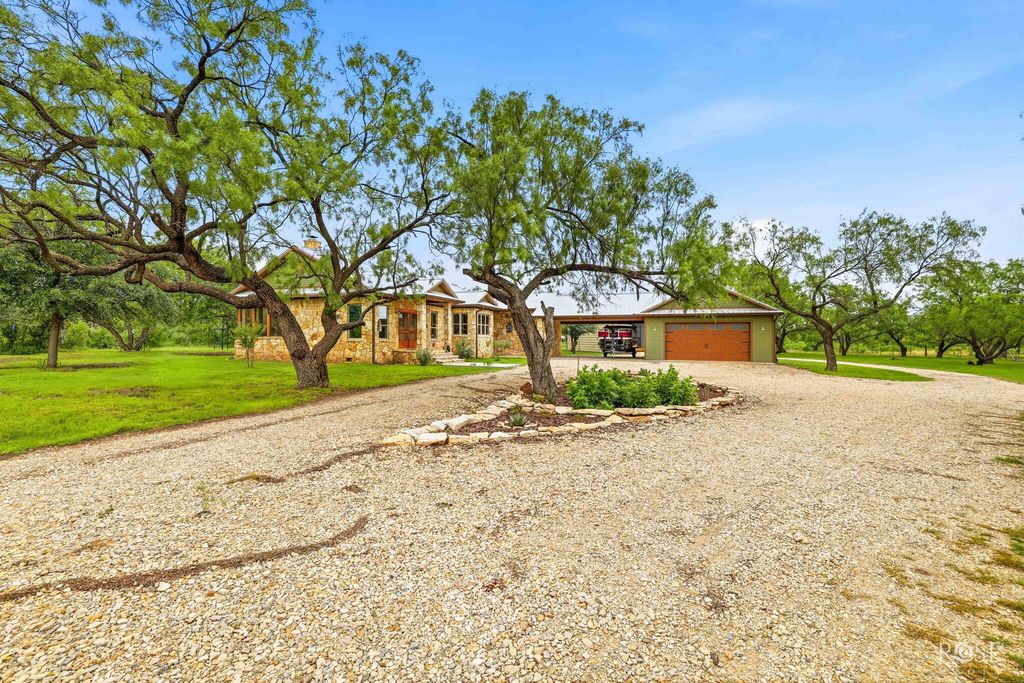 Image 4 of property listing at 10275 W Carlsbad Loop, Carlsbad, TX 76934
