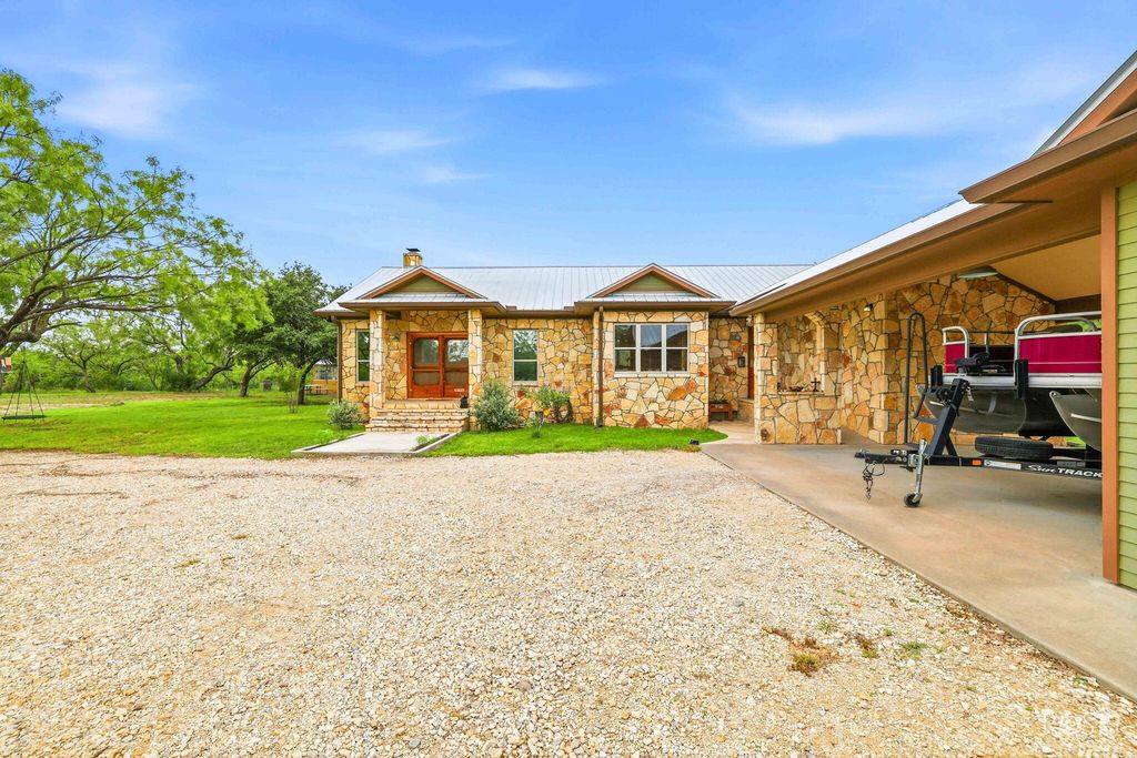 Image 5 of property listing at 10275 W Carlsbad Loop, Carlsbad, TX 76934