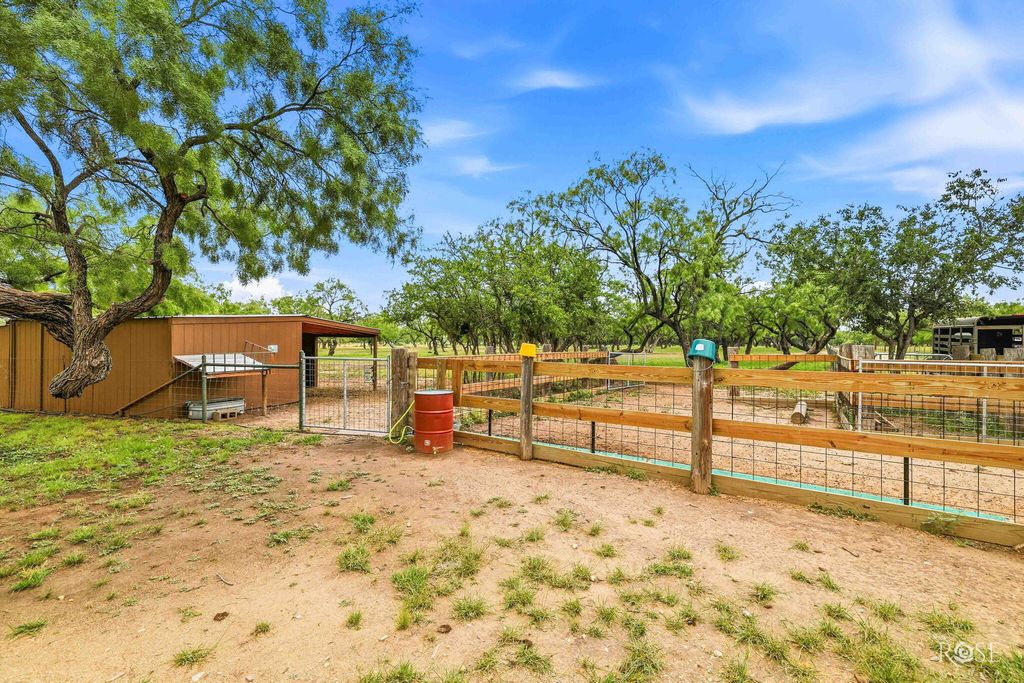 Image 54 of property listing at 10275 W Carlsbad Loop, Carlsbad, TX 76934