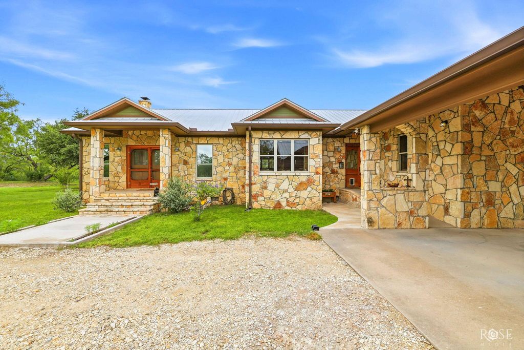Image 6 of property listing at 10275 W Carlsbad Loop, Carlsbad, TX 76934