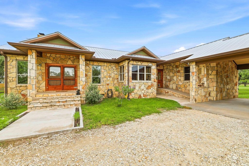 Image 7 of property listing at 10275 W Carlsbad Loop, Carlsbad, TX 76934