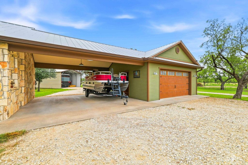 Image 8 of property listing at 10275 W Carlsbad Loop, Carlsbad, TX 76934