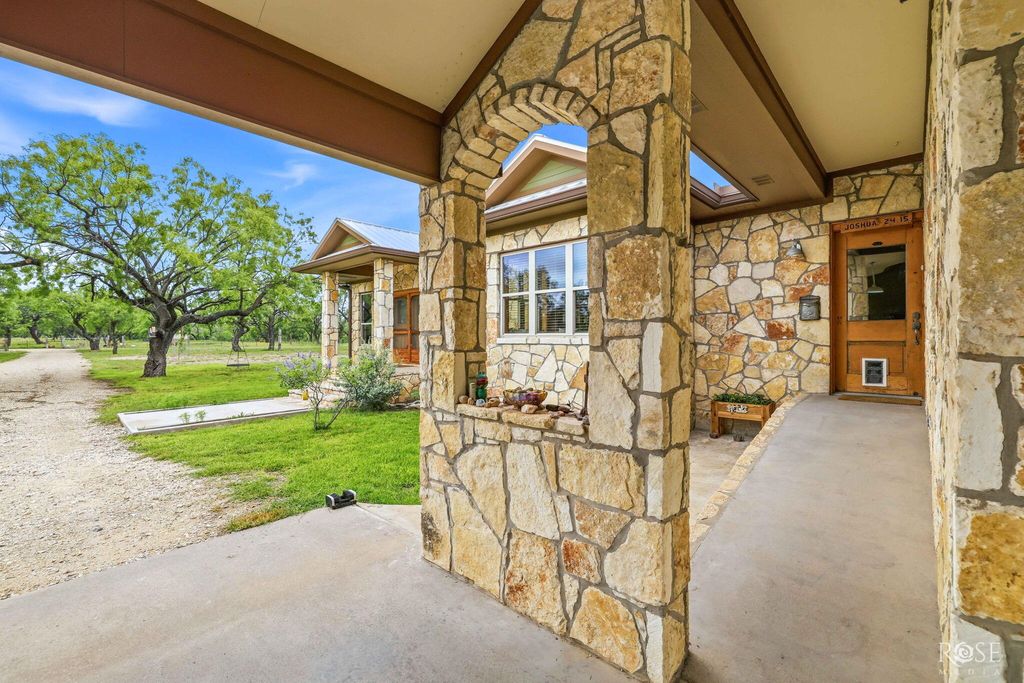 Image 9 of property listing at 10275 W Carlsbad Loop, Carlsbad, TX 76934