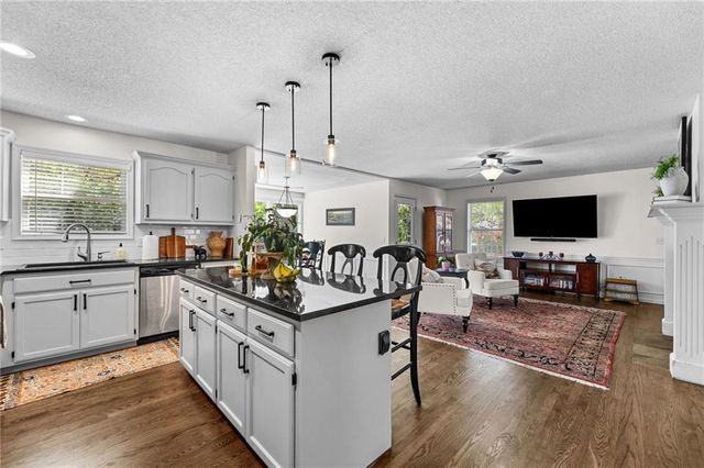 1213 SW Persels Road, Lee's Summit, MO 64081