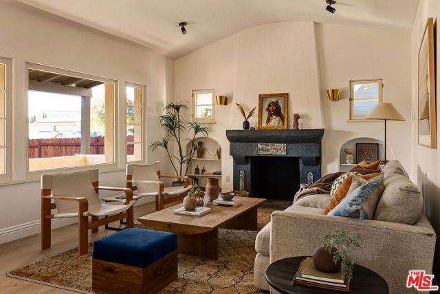 585 Mountain View Street, Altadena, CA 91001