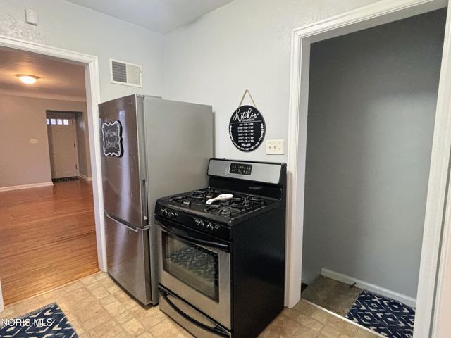 5835 Deane Drive, Toledo, OH 43613