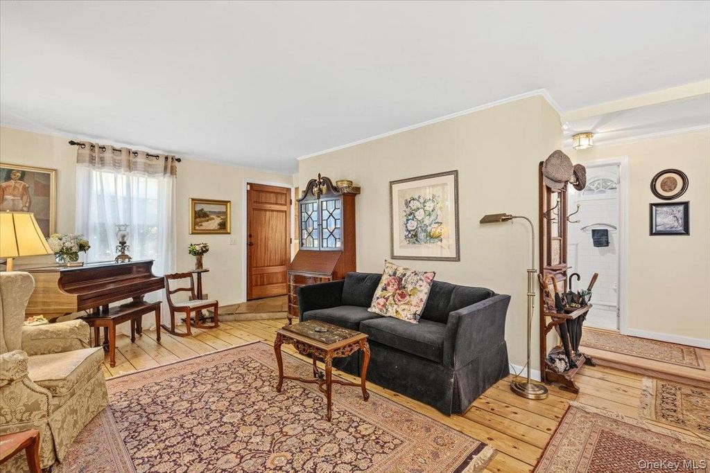 16 Stuart Avenue, Babylon, NY 11702 — photo 3