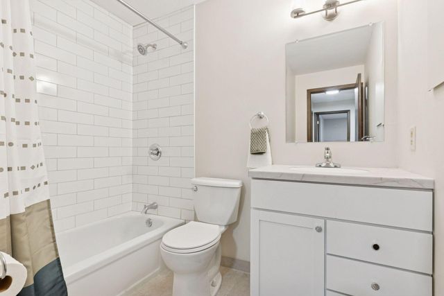 4009 Heritage Hills Drive 202, Bloomington, MN 55437