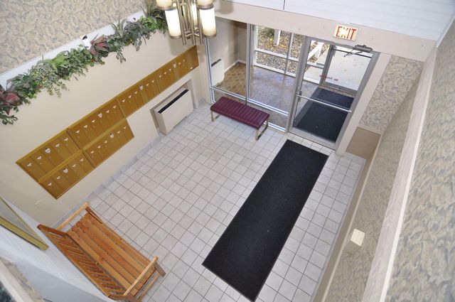 4009 Heritage Hills Drive 202, Bloomington, MN 55437