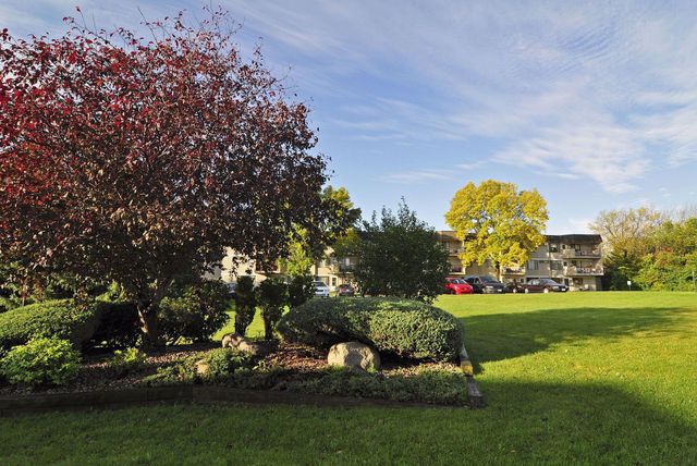 4009 Heritage Hills Drive 202, Bloomington, MN 55437