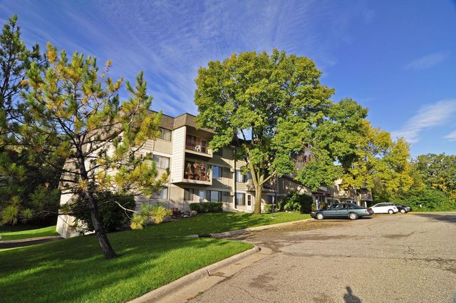 4009 Heritage Hills Drive 202, Bloomington, MN 55437