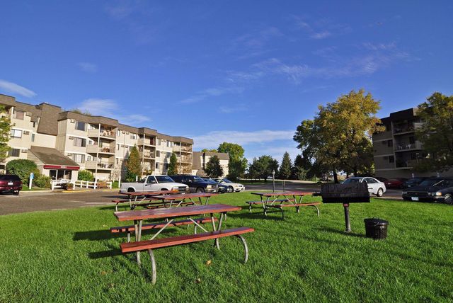 4009 Heritage Hills Drive 202, Bloomington, MN 55437