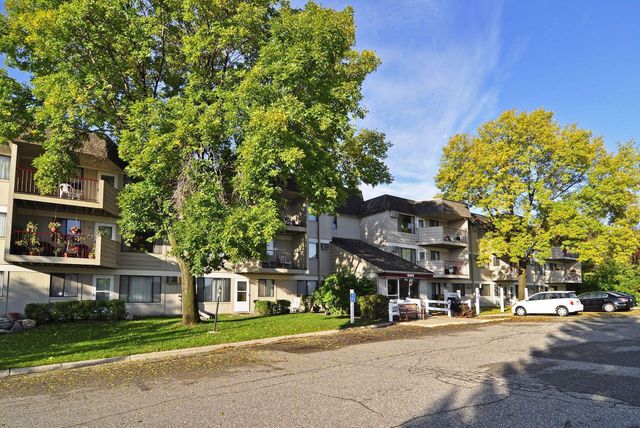 4009 Heritage Hills Drive 202, Bloomington, MN 55437