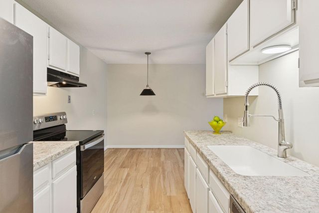 4009 Heritage Hills Drive 202, Bloomington, MN 55437