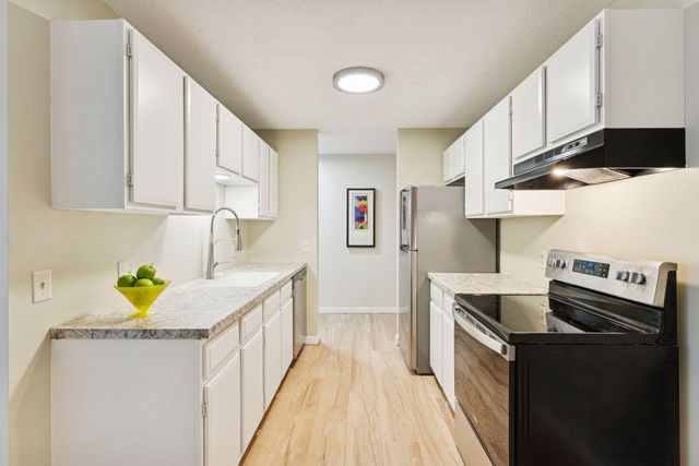 4009 Heritage Hills Drive 202, Bloomington, MN 55437