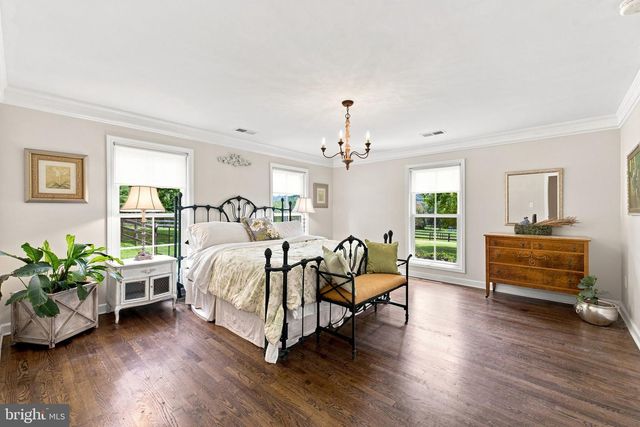 34994 WILLIAMS GAP RD, Round Hill, VA 20141