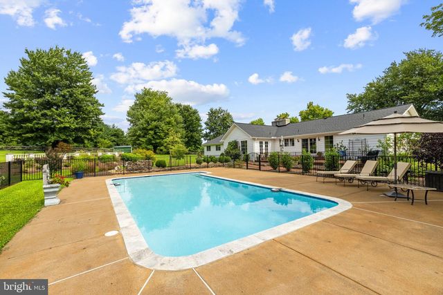 34994 WILLIAMS GAP RD, Round Hill, VA 20141