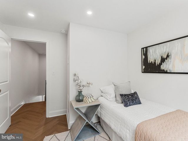 2005 S 9TH ST, Philadelphia, PA 19148