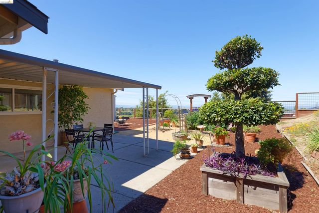 983 Seascape Cir, Rodeo, CA 94572