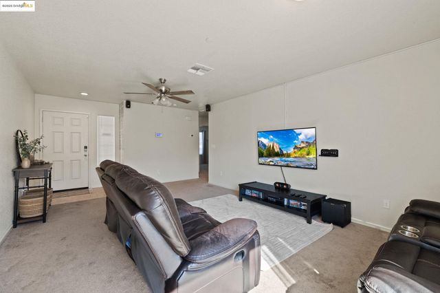 386 Paige Ln, Merced, CA 95341