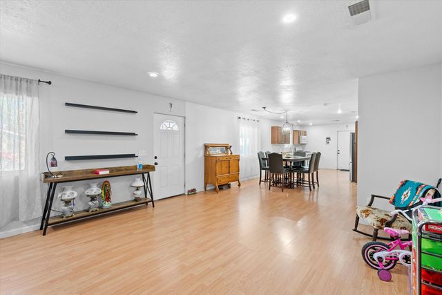 2224 Bartolo Avenue SW, Albuquerque, NM 87105