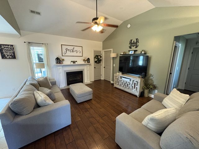 1100 Jon Dr, Clarksville, TN 37043