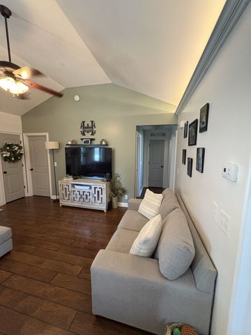 1100 Jon Dr, Clarksville, TN 37043