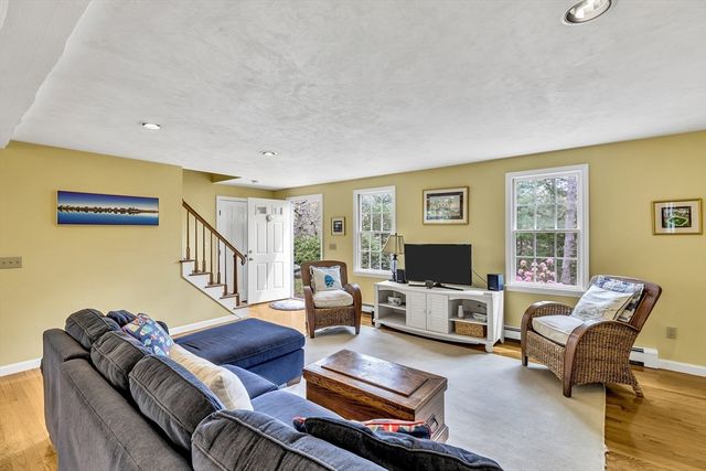5 Quail Run Ln, Sandwich, MA 02537