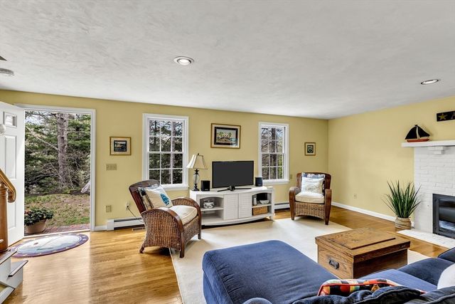 5 Quail Run Ln, Sandwich, MA 02537