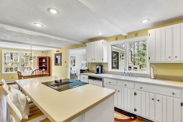 5 Quail Run Ln, Sandwich, MA 02537