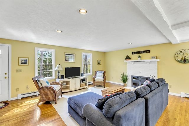 5 Quail Run Ln, Sandwich, MA 02537