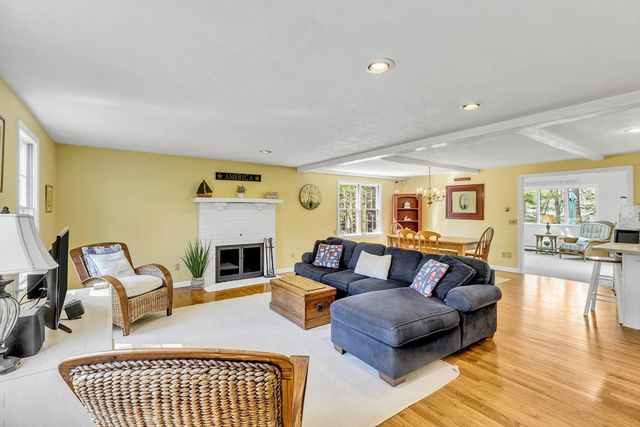 5 Quail Run Ln, Sandwich, MA 02537