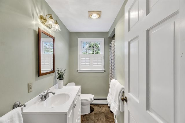5 Quail Run Ln, Sandwich, MA 02537