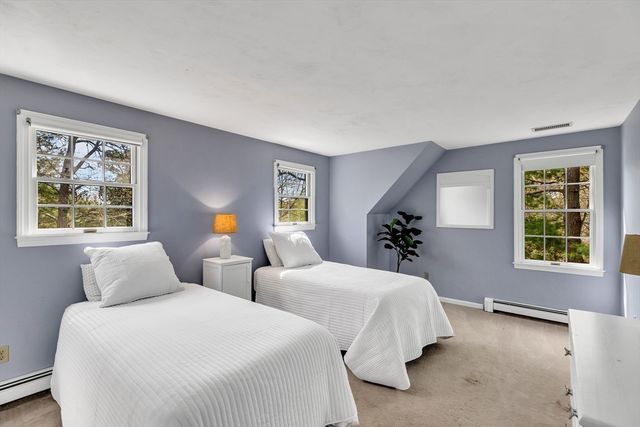 5 Quail Run Ln, Sandwich, MA 02537