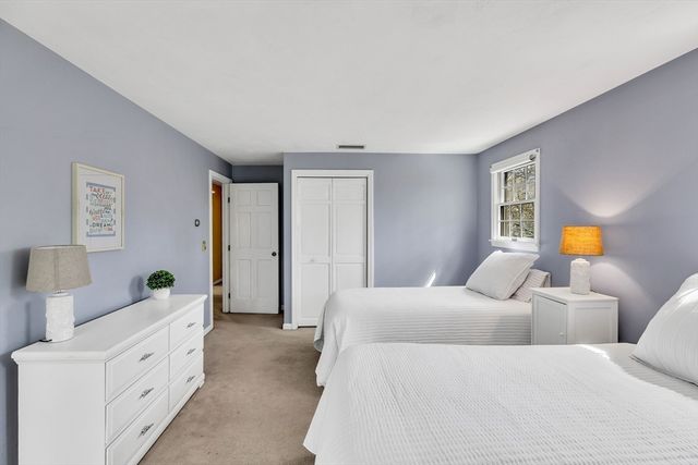 5 Quail Run Ln, Sandwich, MA 02537