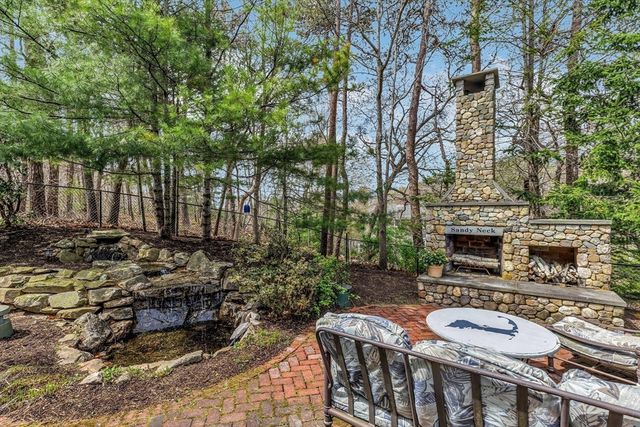 5 Quail Run Ln, Sandwich, MA 02537