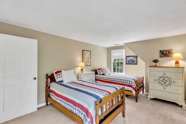 5 Quail Run Ln, Sandwich, MA 02537