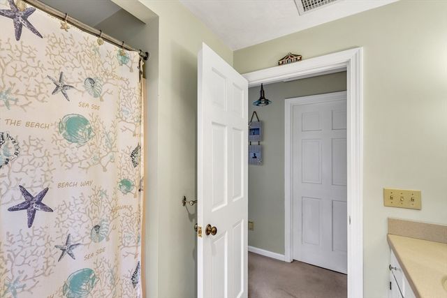 5 Quail Run Ln, Sandwich, MA 02537