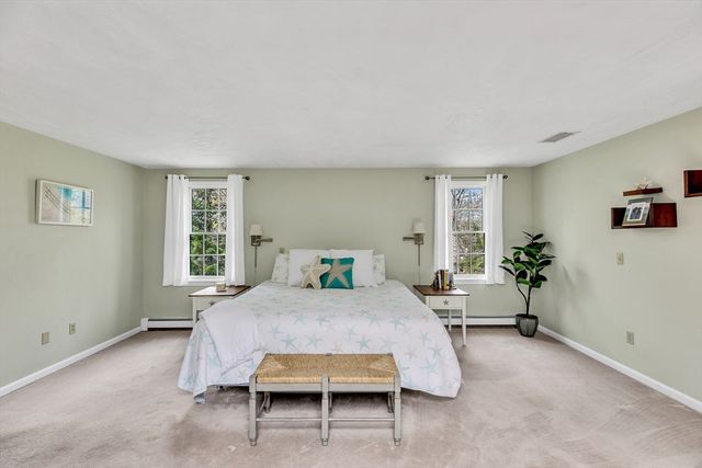5 Quail Run Ln, Sandwich, MA 02537