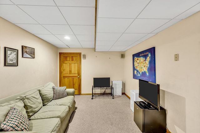 5 Quail Run Ln, Sandwich, MA 02537