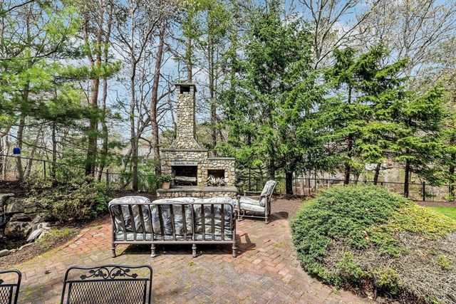 5 Quail Run Ln, Sandwich, MA 02537