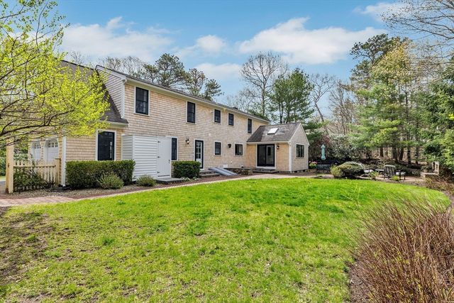 5 Quail Run Ln, Sandwich, MA 02537