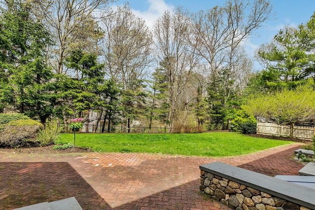5 Quail Run Ln, Sandwich, MA 02537