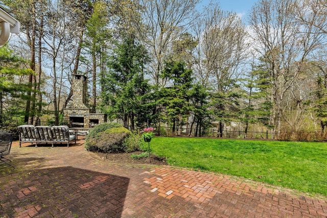 5 Quail Run Ln, Sandwich, MA 02537