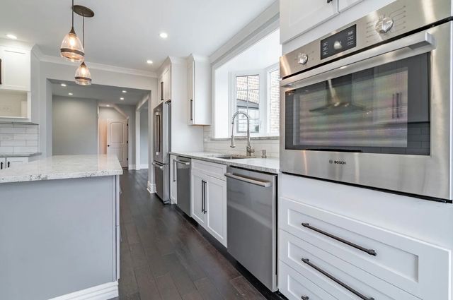 7137 N Francisco Avenue, Chicago, IL 60645