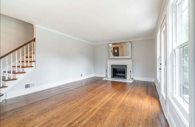 7137 N Francisco Avenue, Chicago, IL 60645
